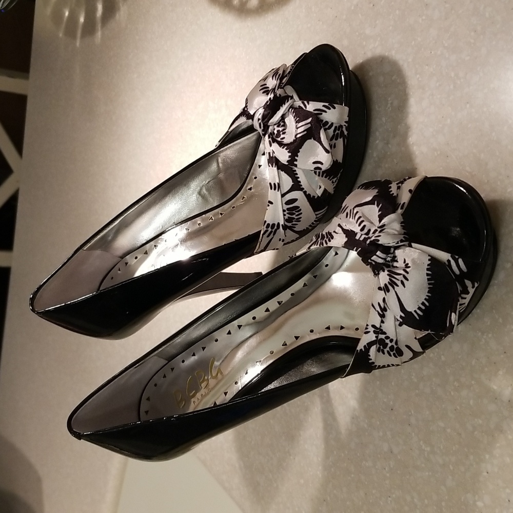 BCBG black and white sz 8 peep toe 4" heels